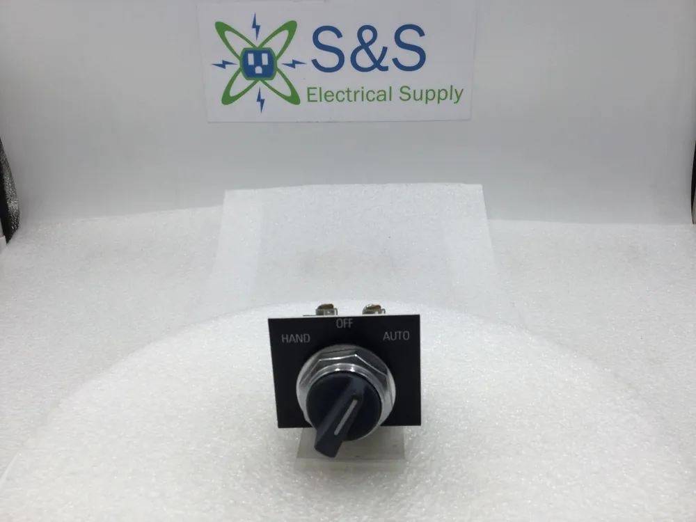Express Delivery GE CR104P 3-Position Black Selector Switch with Hand/Off/ Auto Face Plate
